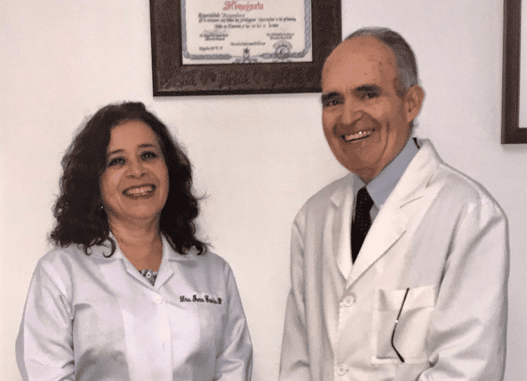 Trino Soriano e Irma en despacho